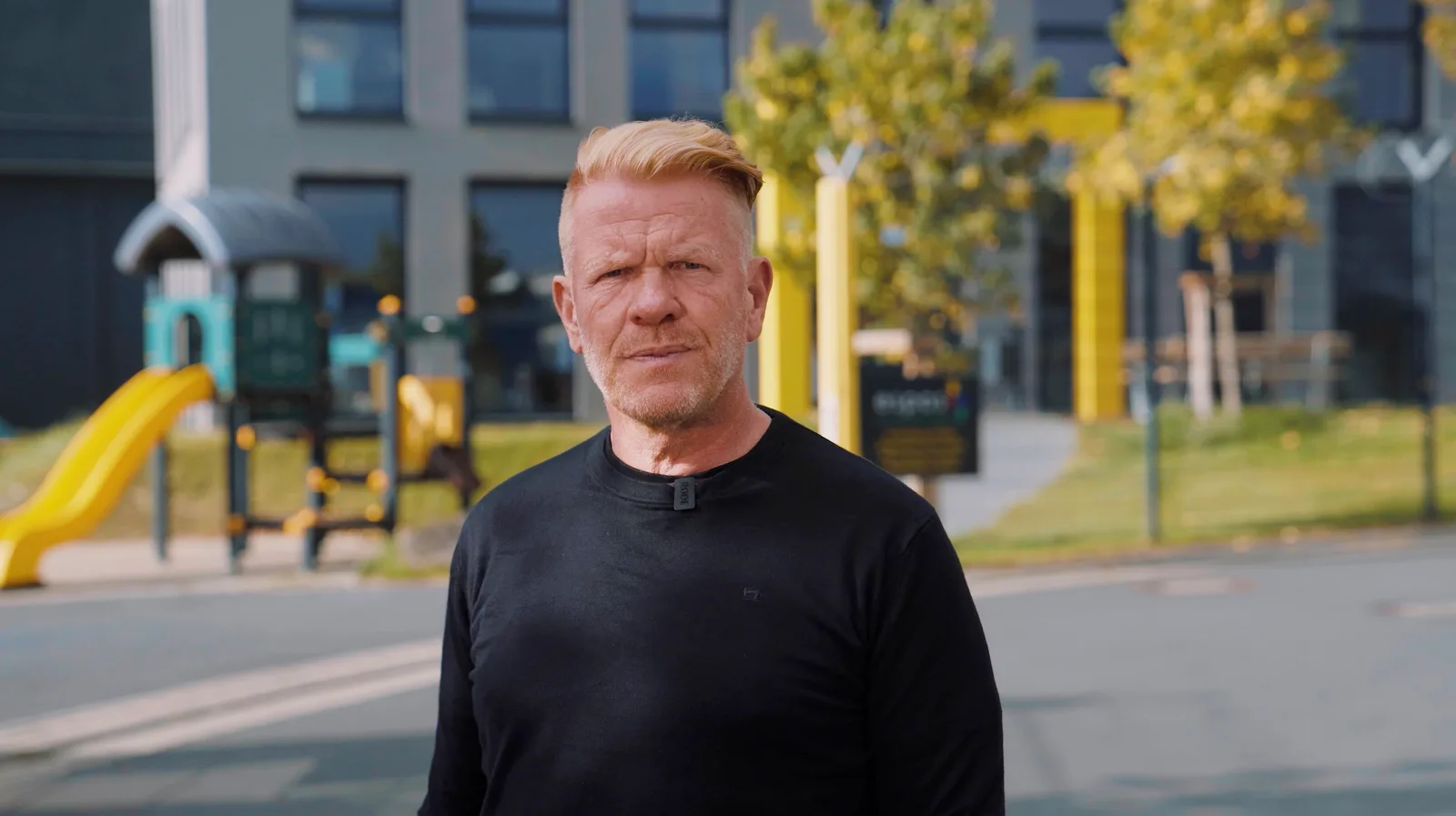 Holger Aukam im Interview vor dem espas Bürogebäude, ein Spielgerät im Hintergrund
