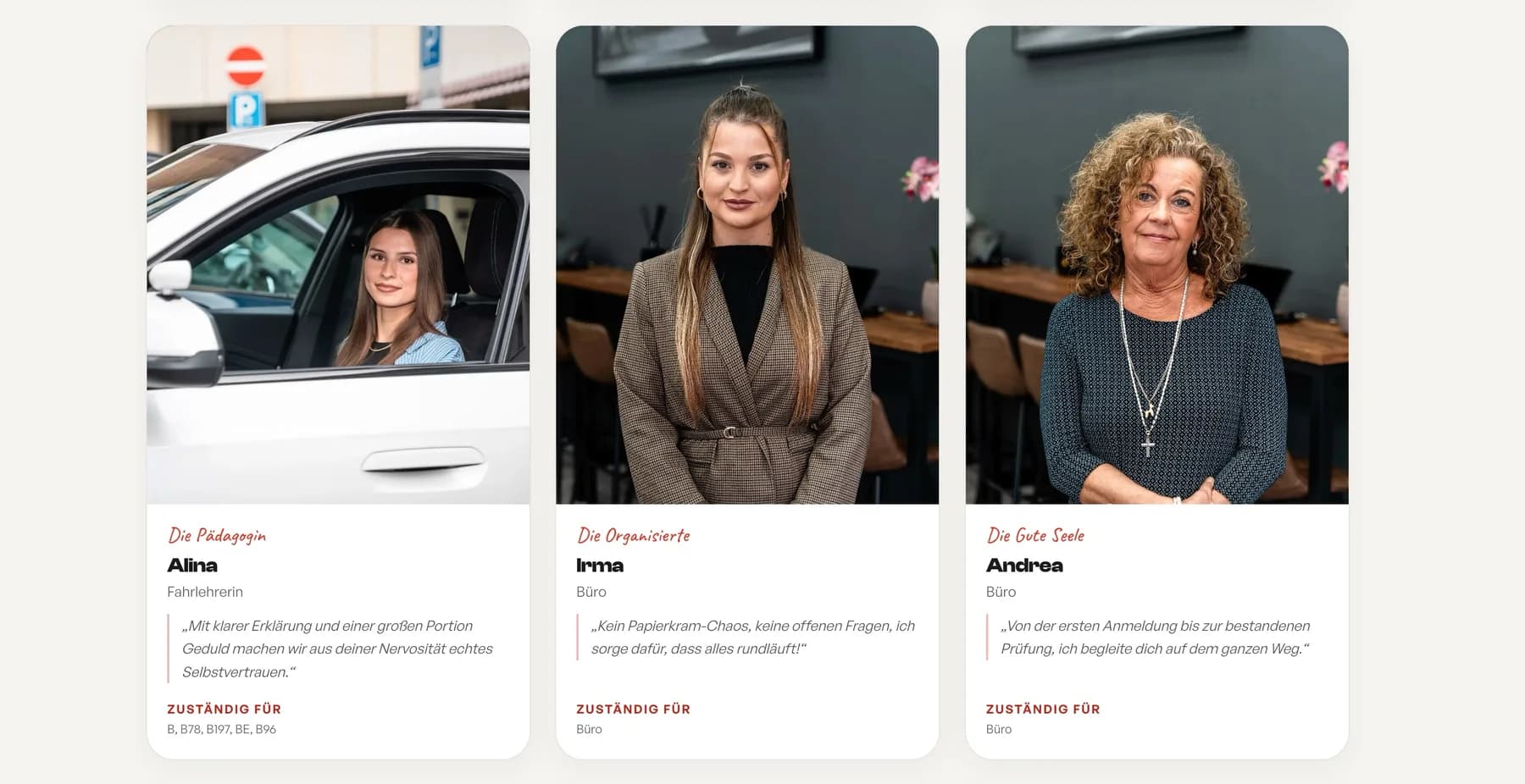 Team des Fahrschulzentrums aus Fahrlehrerin und Büro mit Rolle und Zitat je Person