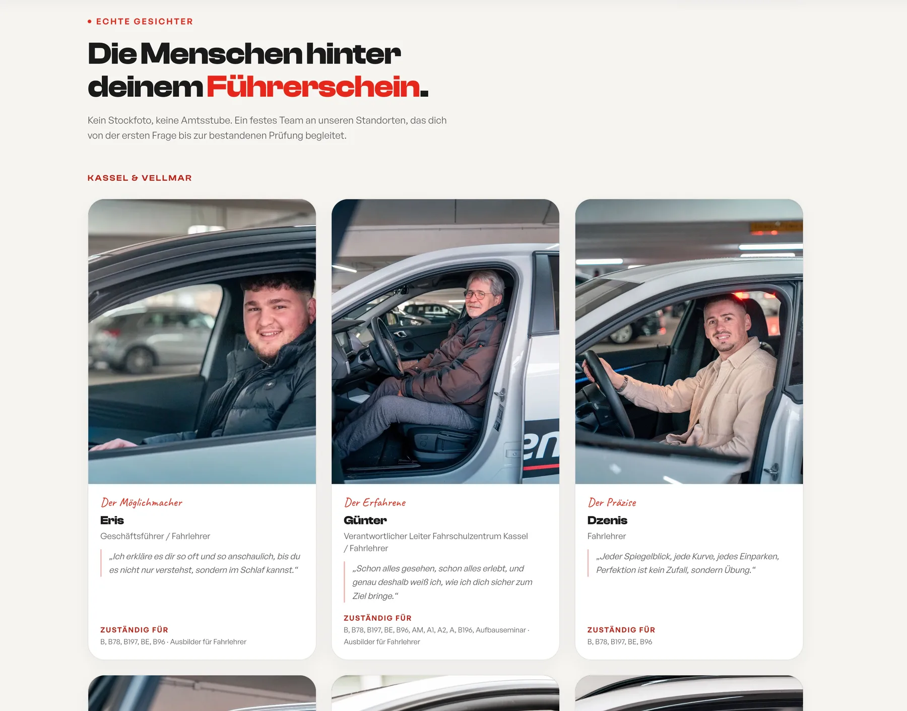 Fahrlehrer des Fahrschulzentrums an den Standorten Kassel und Vellmar in ihren Fahrschulautos
