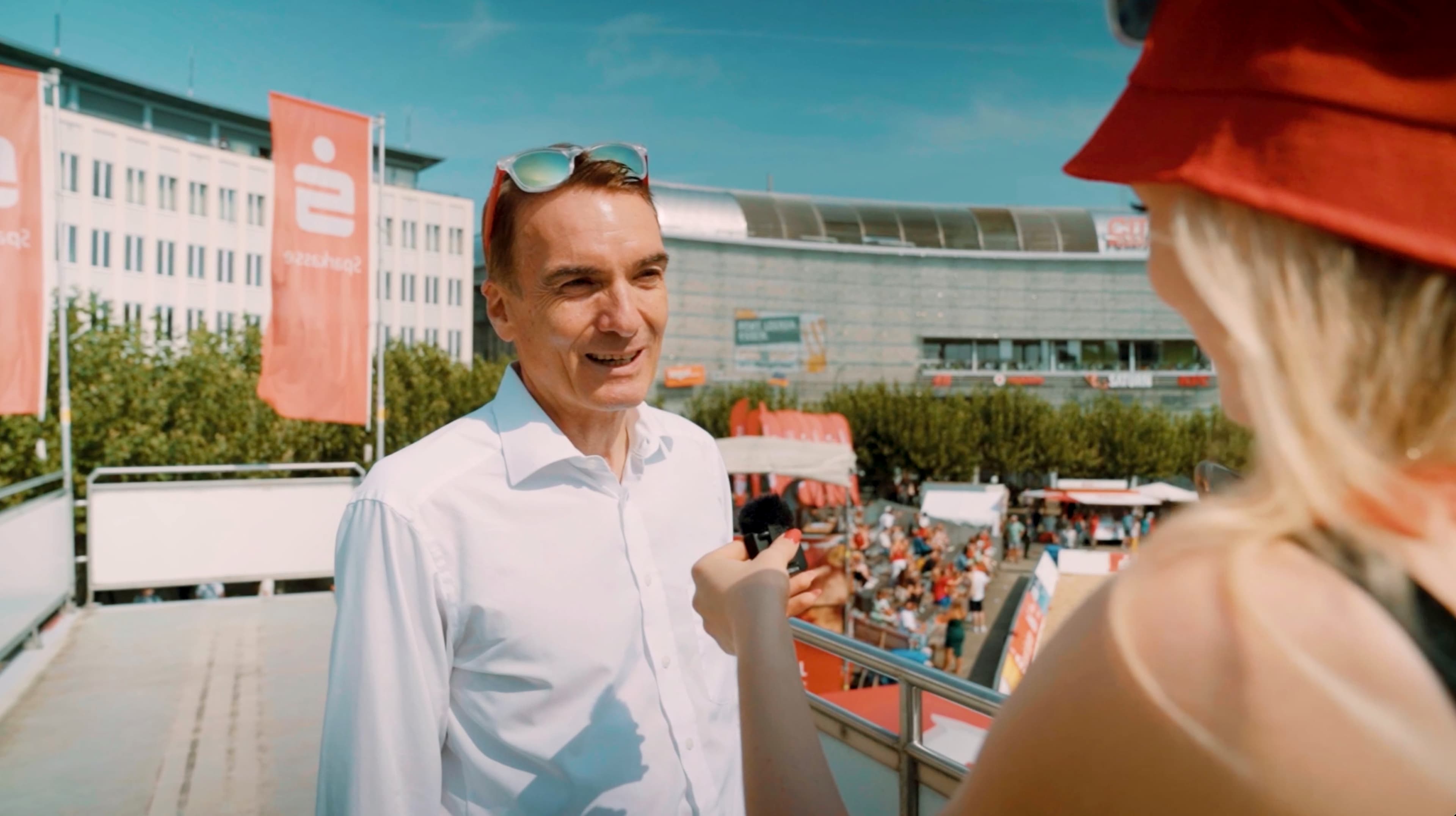 Dr. Norbert Wett im Interview beim Beach Volleyball Cup