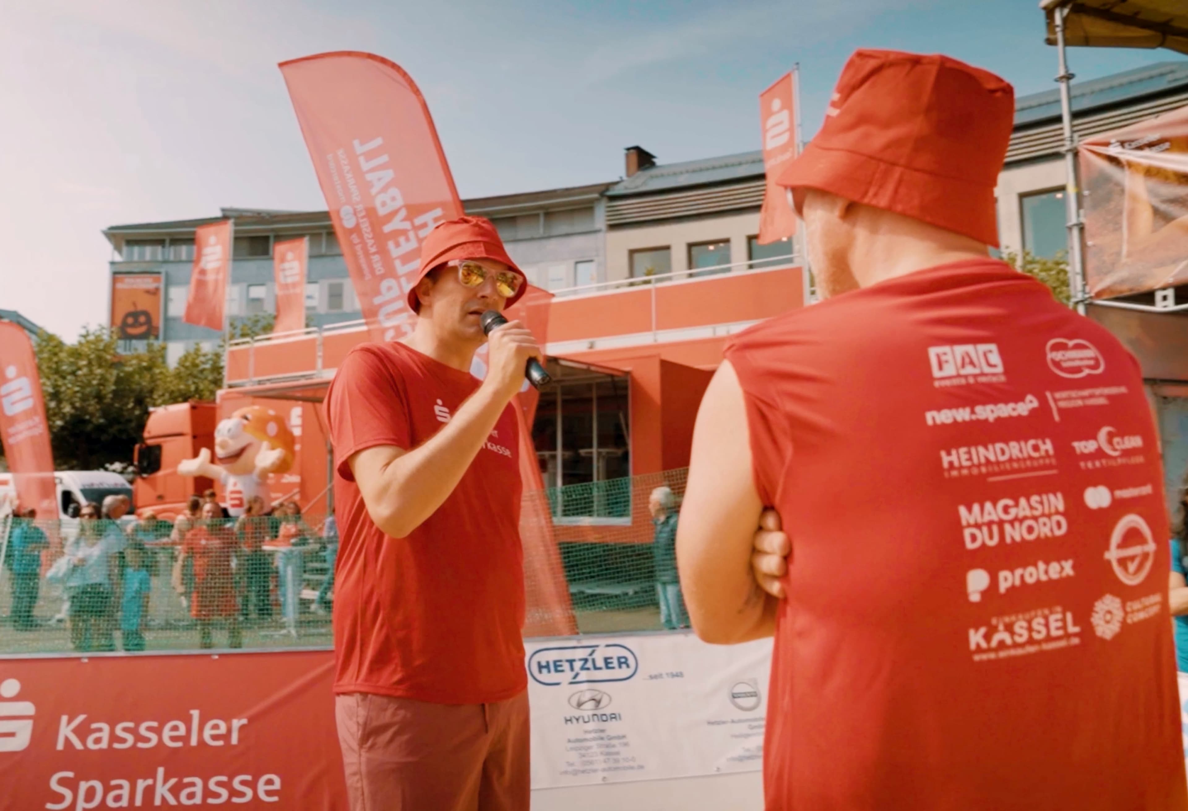 Dr. Sven Schoeller im Interview beim Beach Volleyball Cup