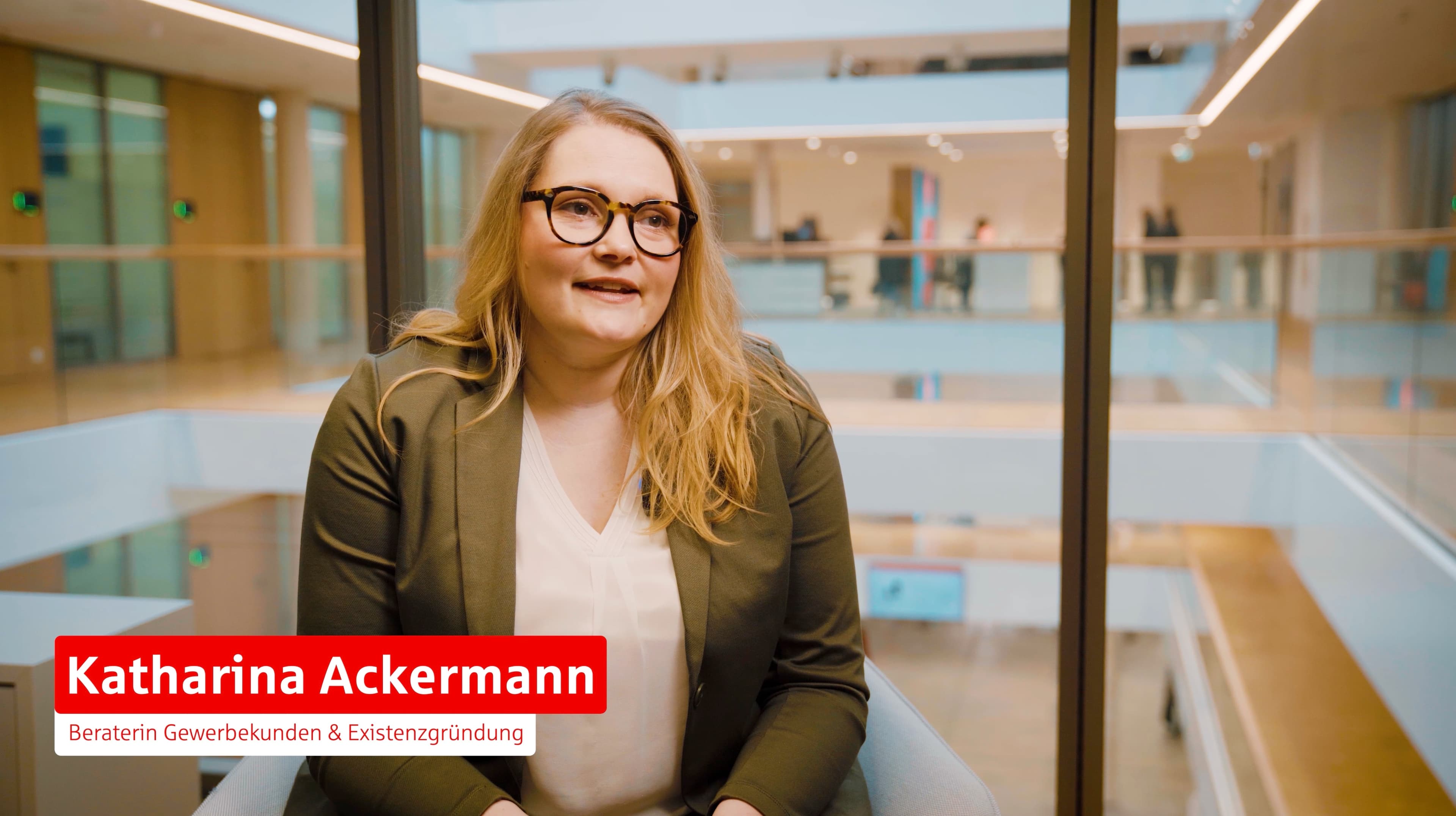 Mitarbeiterin der Kasseler Sparkasse im Testimonial-Interview