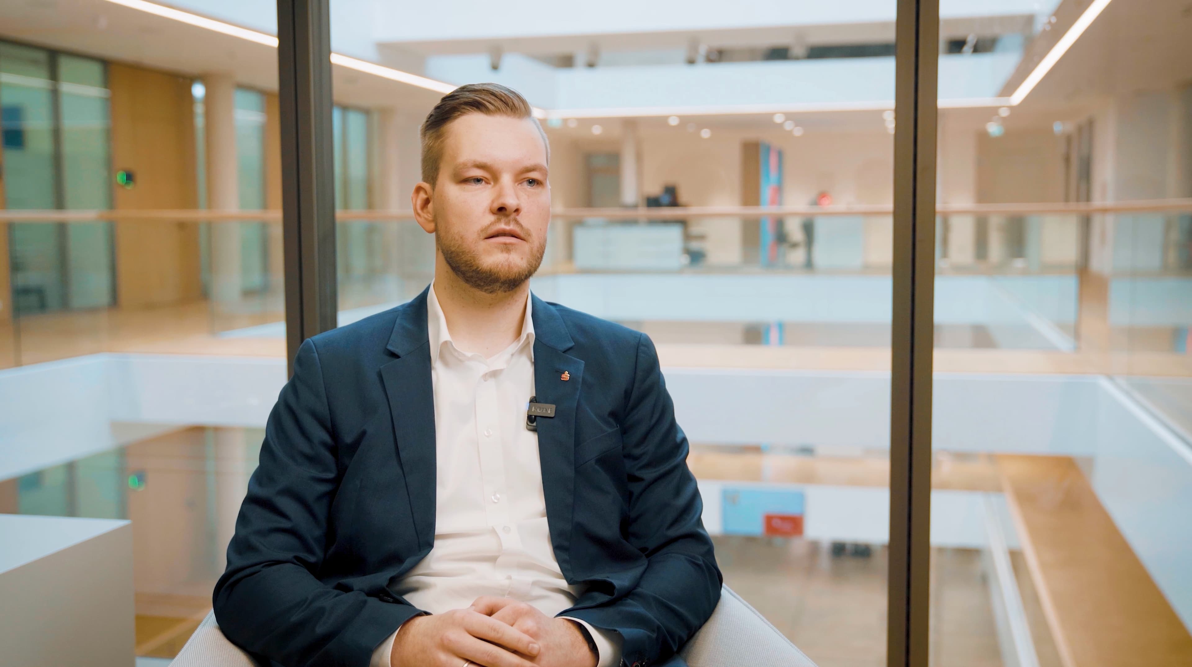 Mitarbeiter der Kasseler Sparkasse im Testimonial-Interview