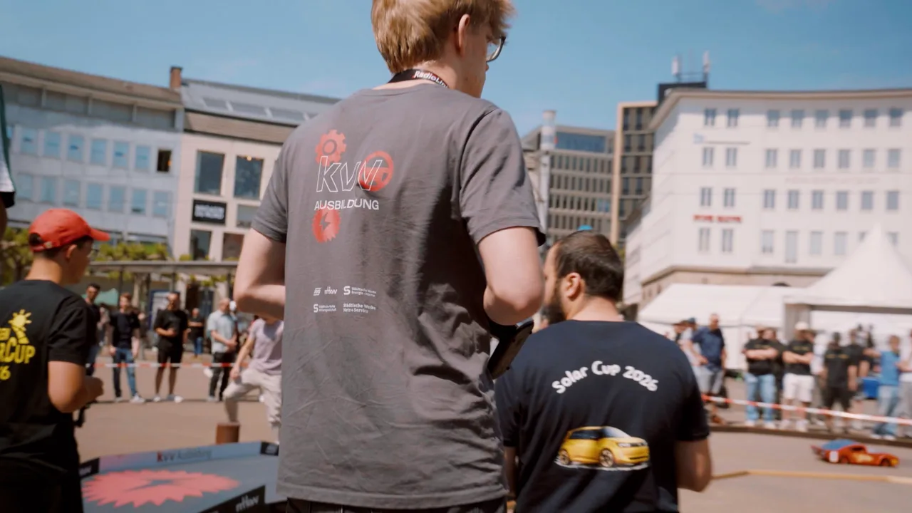 Azubis der KVV beim Hessen Solar Cup auf dem Königsplatz in Kassel