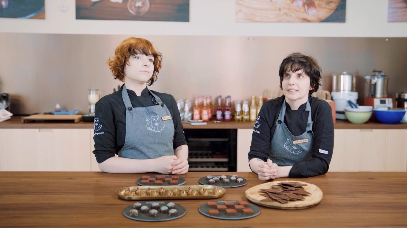 Die beiden Schmunzelgeist-Inhaberinnen Amanda Dahl und Tessa Bingemann hinter der Theke mit handgefertigten Pralinen