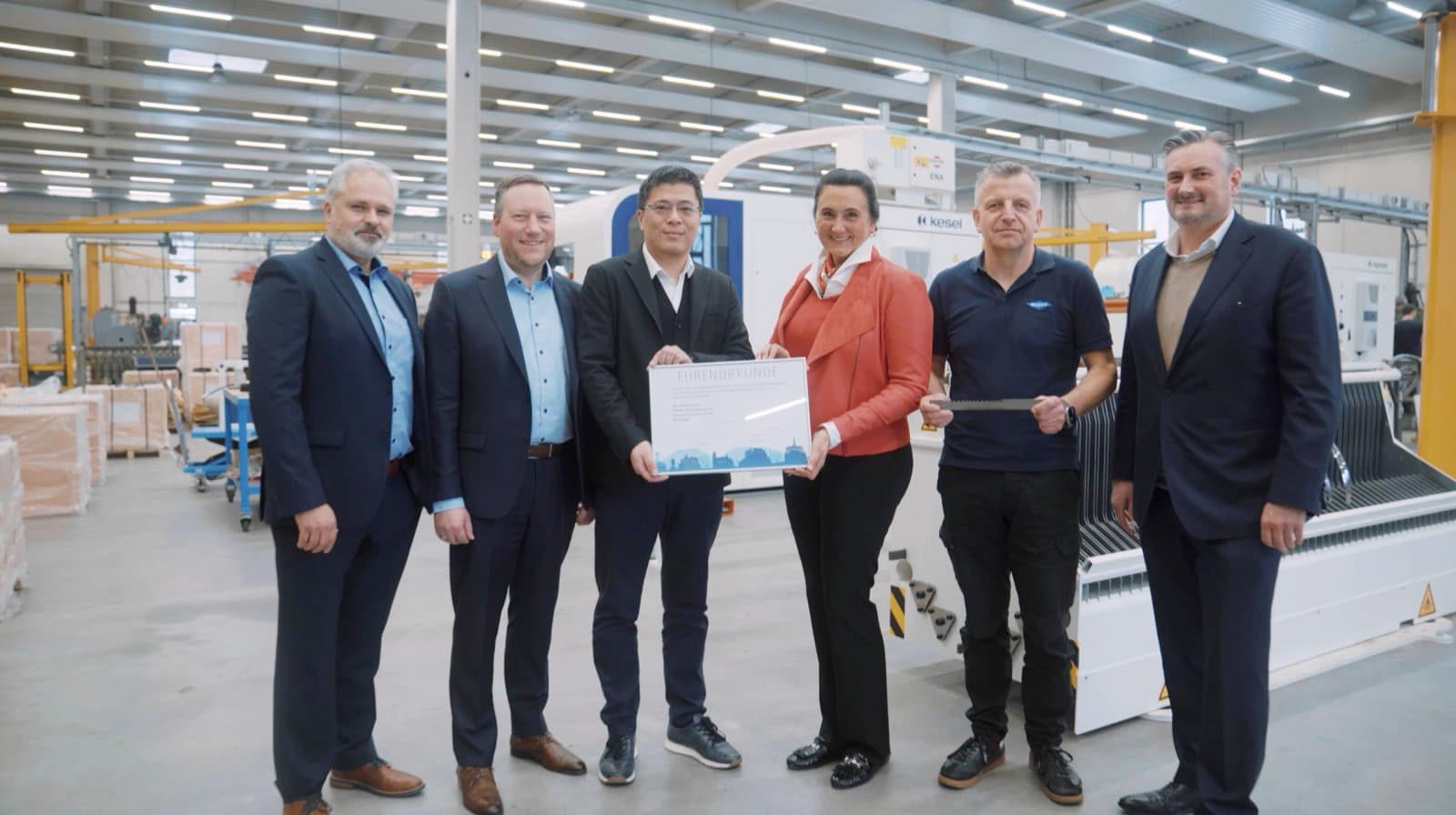Übergabe der IHK-Ehrenurkunde an WESPA in der Produktionshalle, mit Präsidentin Désirée Derin-Holzapfel und dem Team