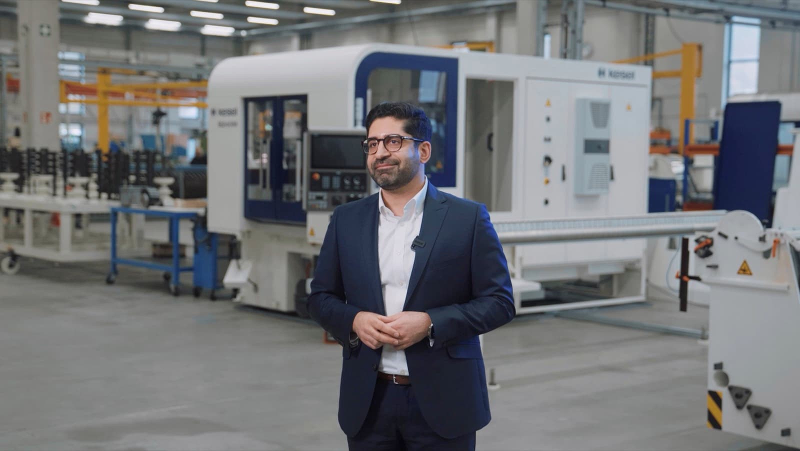 Wirtschaftsminister Kaweh Mansoori im Interview in der WESPA-Produktionshalle vor einer Sägemaschine
